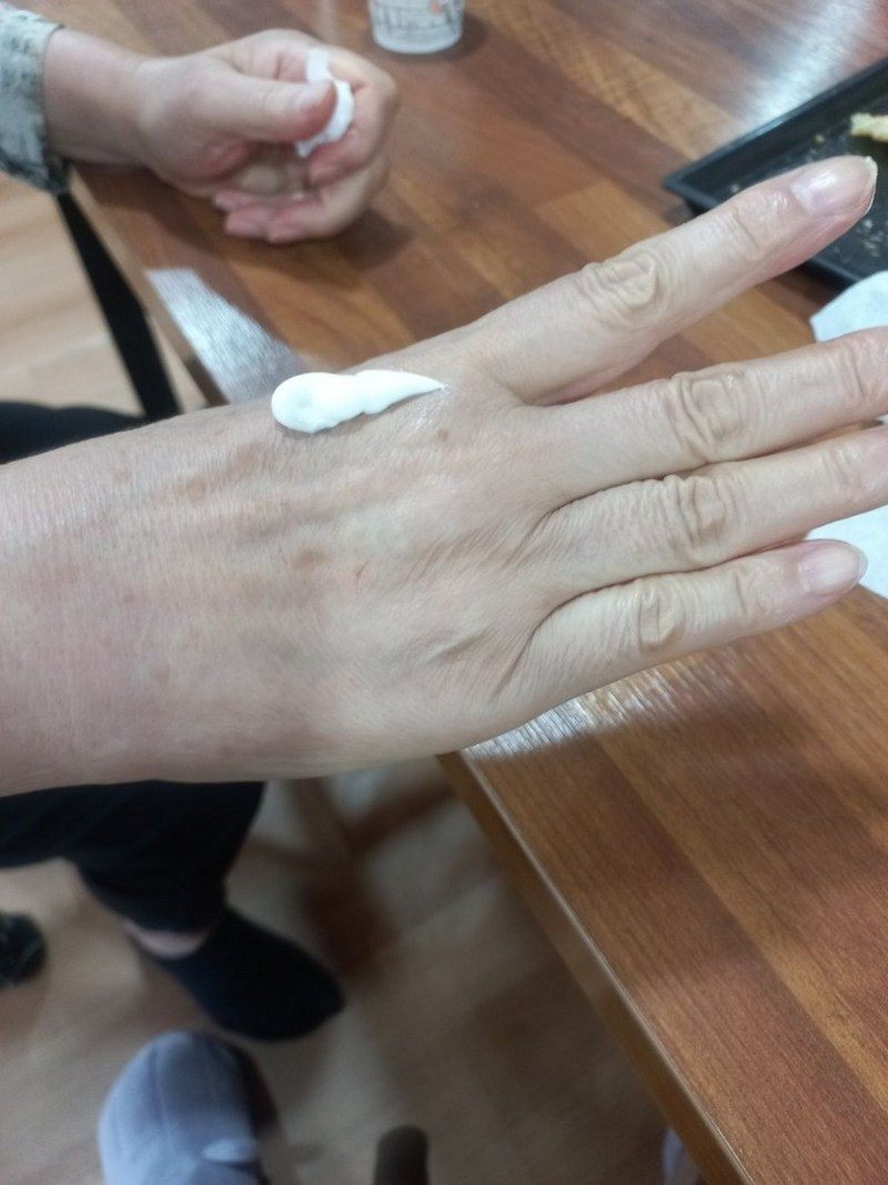 팔에 발라본 선크림