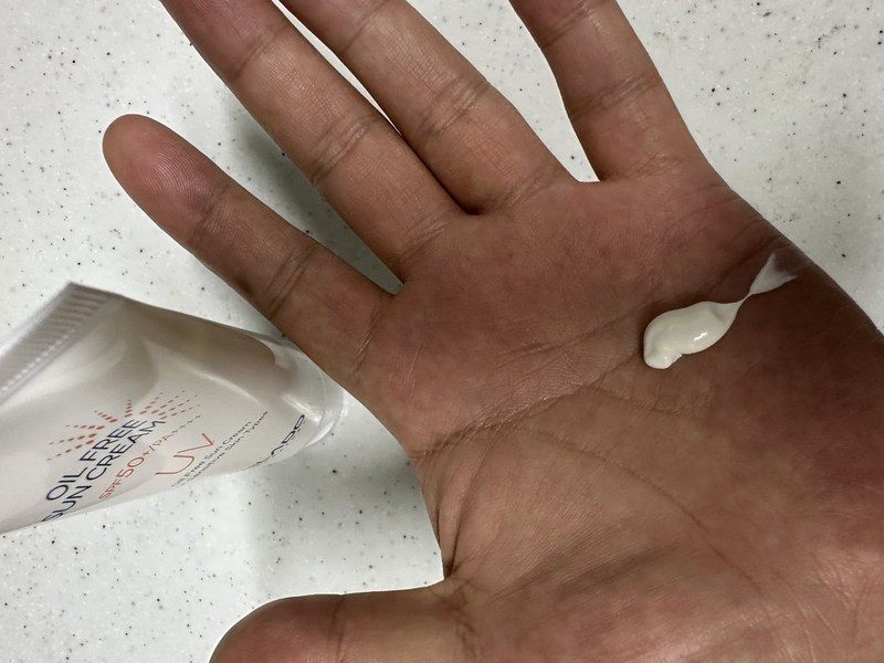 손바닥에 덜어낸 선크림
