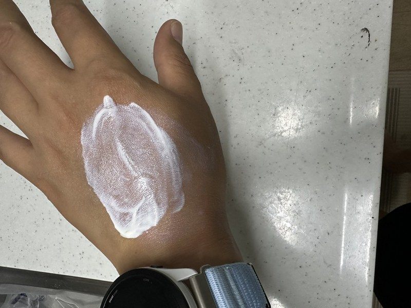 손바닥에 한 번에 많이 펴 바른 선크림